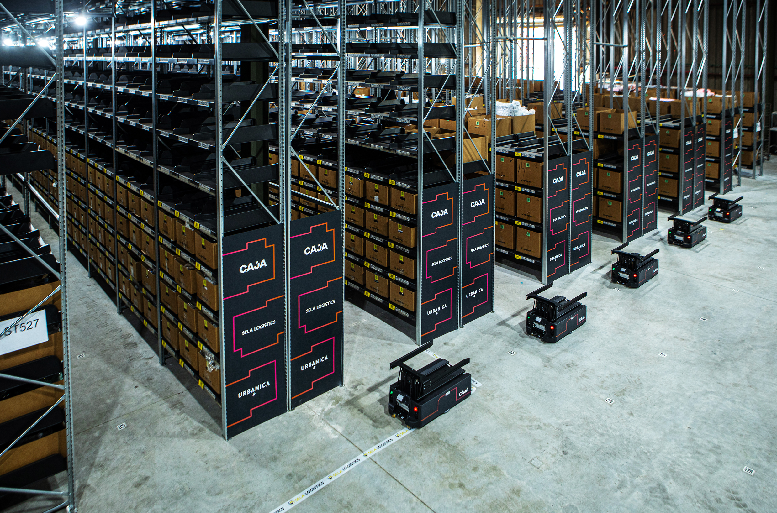 Caja Robotics good-to-person (GTP)