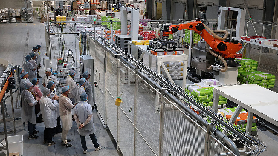 Visitors viewing the Pallet-to-Robot solution implemented by Fives at Moulins Dumée during its inauguration.