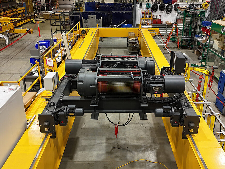 Pont roulant positionné à l’intérieur d’une grande usine de fabrication industrielle