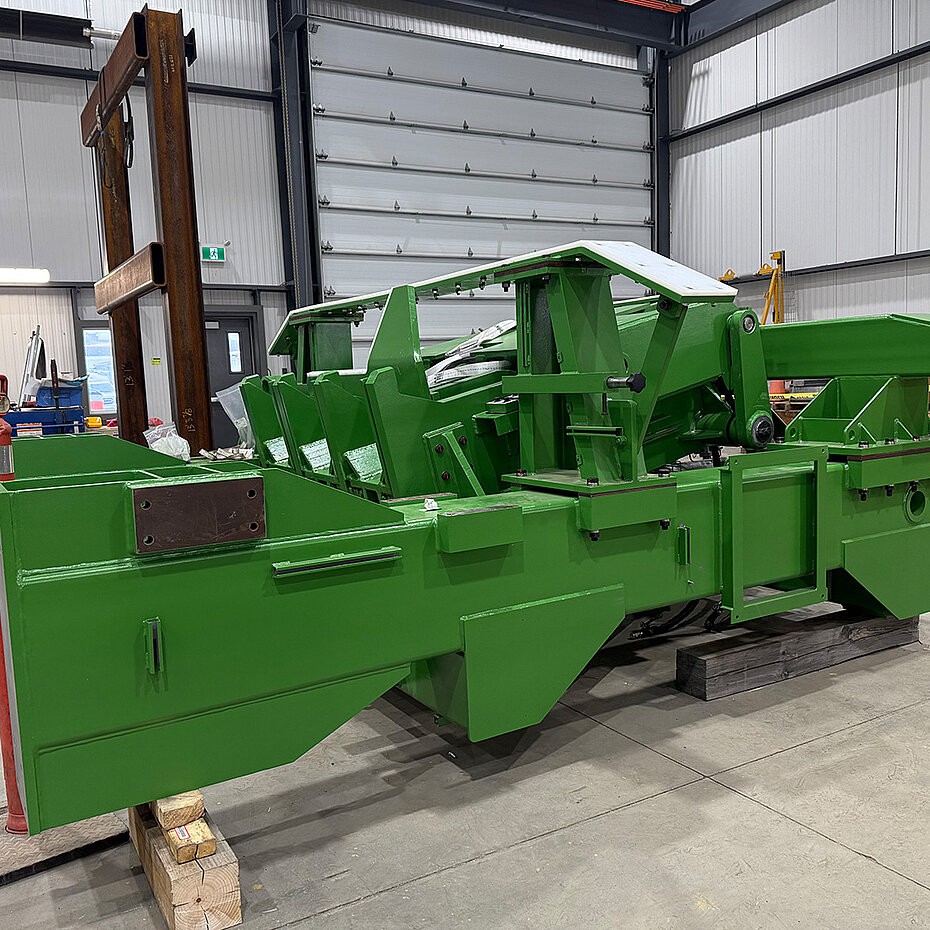 Machine buttstriper verte positionnée à l’intérieur d’une usine de fabrication