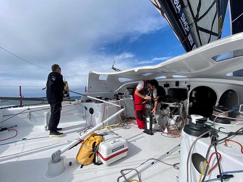 Louis Duc sur le pont de l'IMOCA