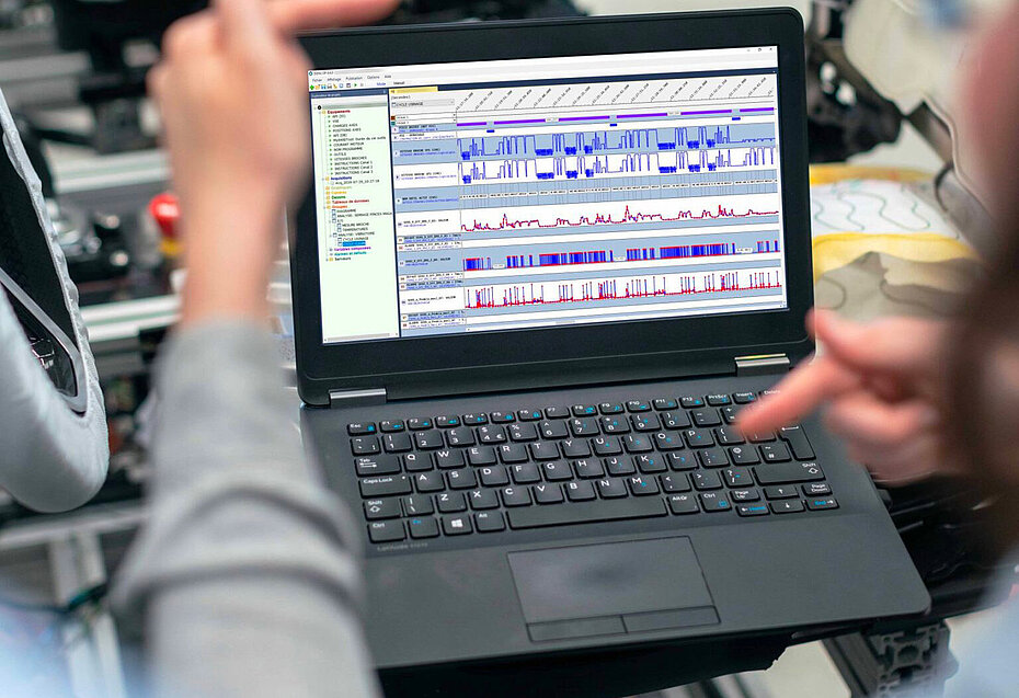 Visuel du logiciel DiziScop sur un ordinateur portable au pied d’une machine
