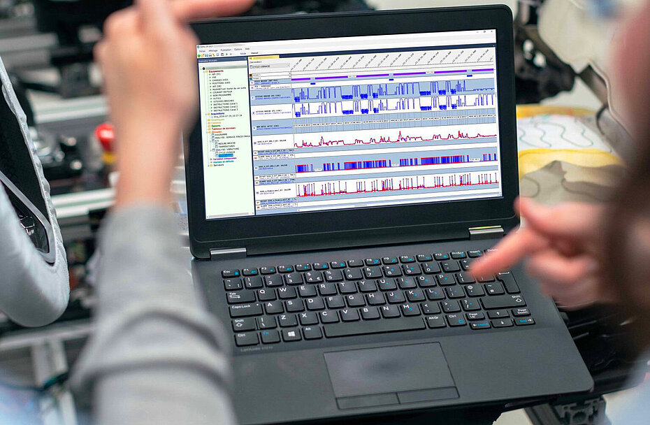 Visualisation of the DiziScop software on a laptop at the foot of a machine