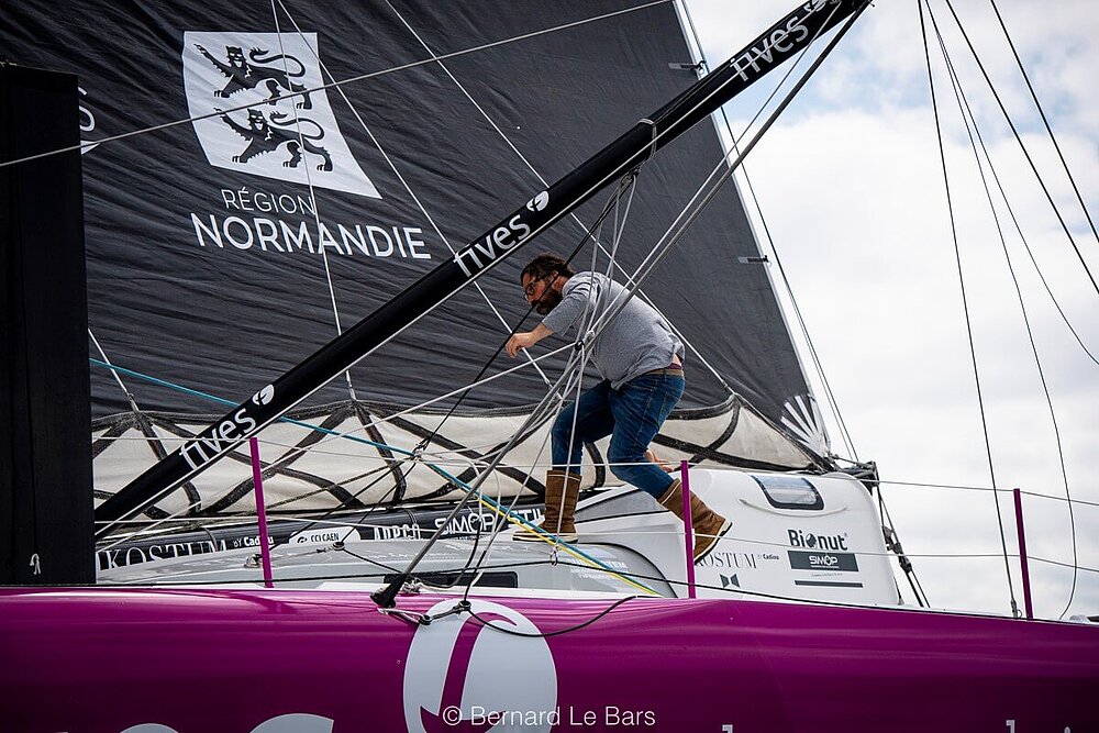 Louis Duc sur le pont de l'IMOCA