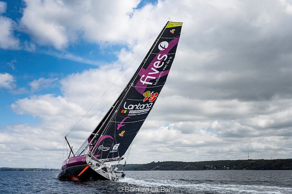 Photo de l'IMOCA Fives Group naviguant