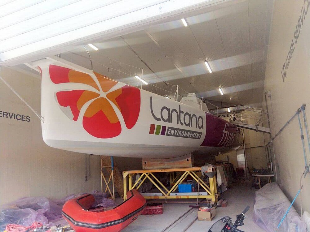 IMOCA dans hangar pour optimisation