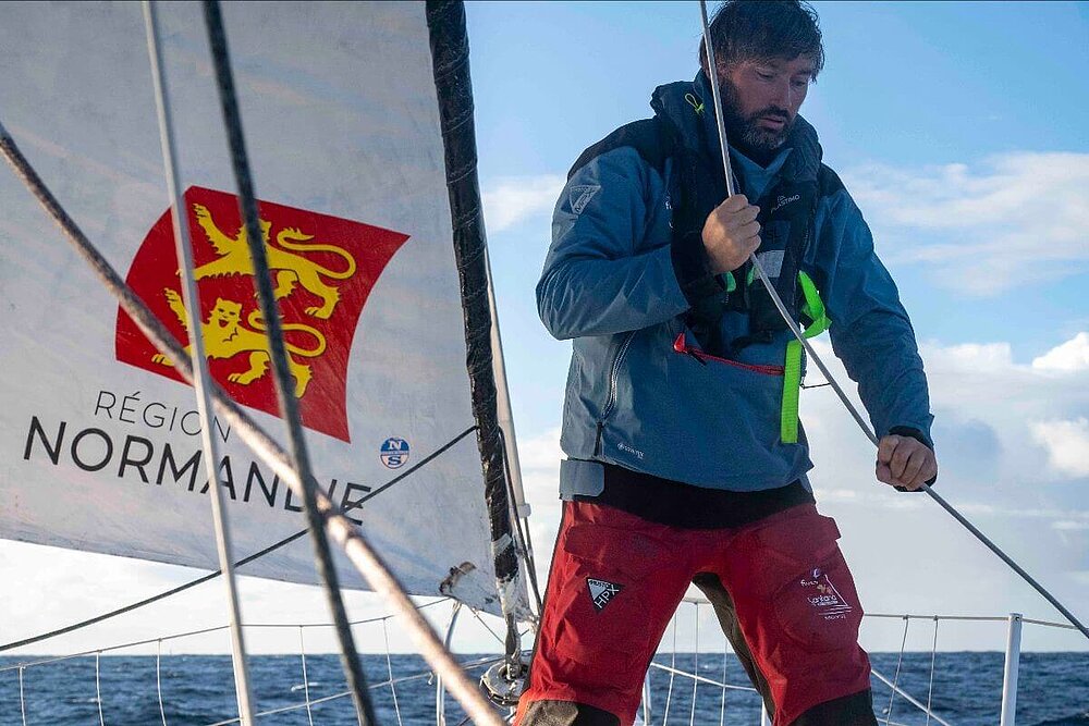 Louis Duc devant une voile région Normandie