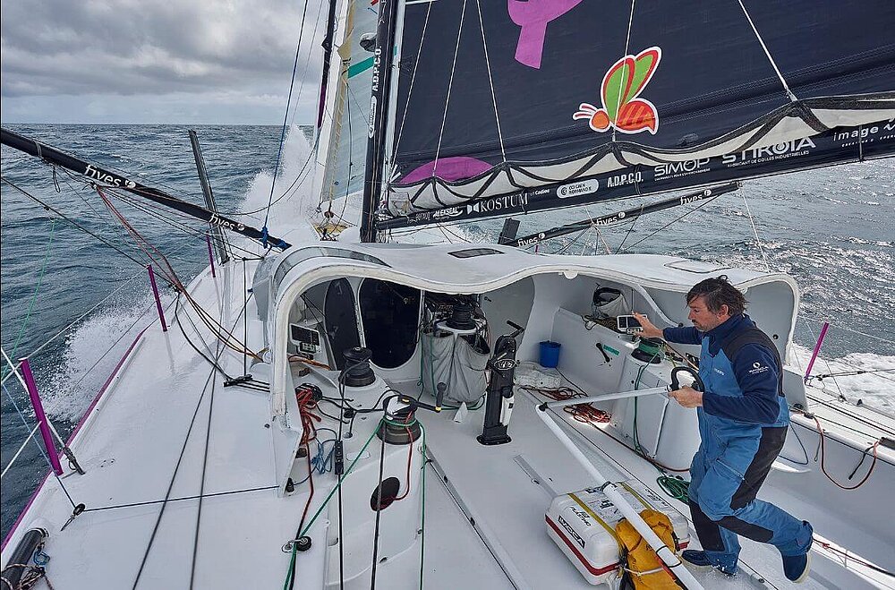 Skipper Louis Duc sur le pont de l'IMOCA Fives