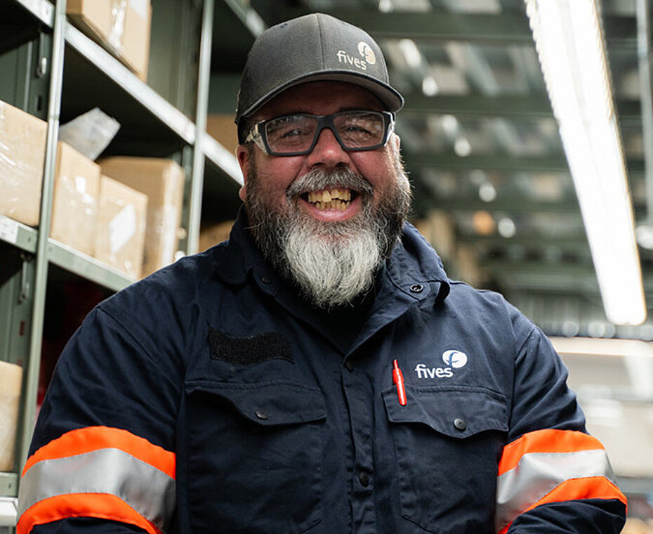 Employé portant des équipements de sécurité et des vêtements haute visibilité souriant