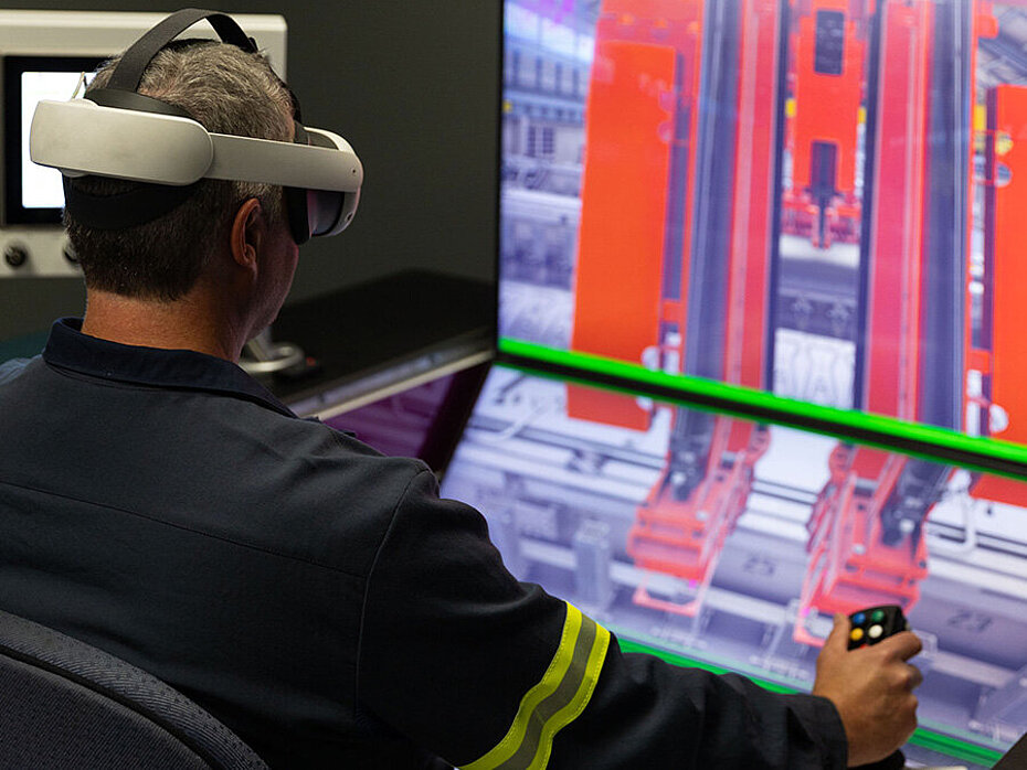 Employé utilisant un simulateur en réalité virtuelle pour s’exercer à opérer une machine de service d’électrolyse dans un environnement de formation industrielle.